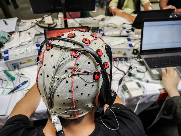 apparecchiature di laboratorio di interfaccia per computer cerebrali - biofeedback foto e immagini stock