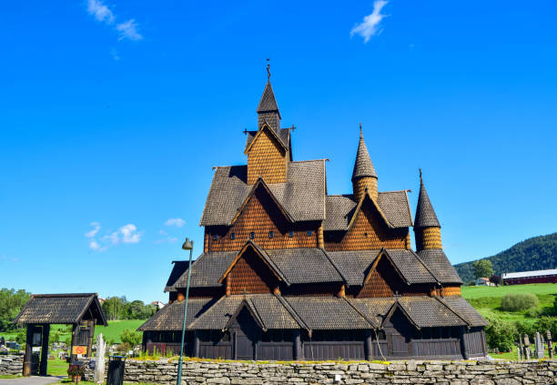 stary drewniany kościół w norwegii. - scandinavian church front view norway zdjęcia i obrazy z banku zdjęć