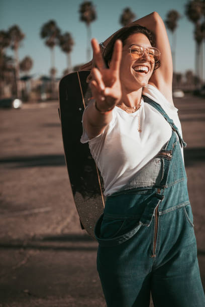 profi skater em uma vaga de estacionamento em santa monica. califórnia - venice califórnia - fotografias e filmes do acervo