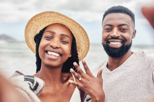 ¡estaremos juntos para siempre! - anillo de compromiso fotografías e imágenes de stock