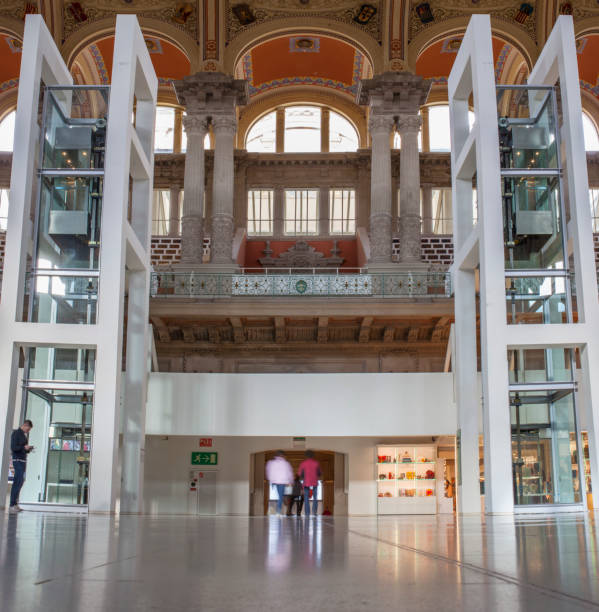 elevadores de vidro do grande salão de palau nacional. barcelona, espanha - mnac - fotografias e filmes do acervo