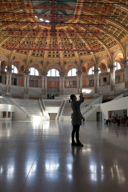 touriste prenant des photos au grand hall de palau nacional - mnac photos et images de collection