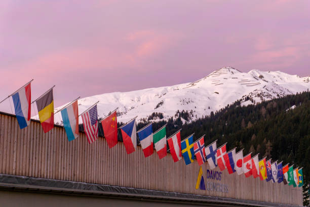 centrum kongresowe w davos z flagami narodów o wschodzie słońca podczas światowego forum ekonomicznego wef - world economic forum zdjęcia i obrazy z banku zdjęć