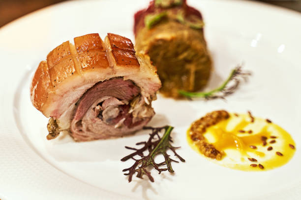 concepto de alta cocina. traidiontal carne de cerdo ucraniano occidental roulade con guiso de cazadores de bigos. exquisita comida exclusiva. - bigos fotografías e imágenes de stock