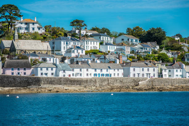 el pintoresco pueblo de st mawes - coastal property fotografías e imágenes de stock