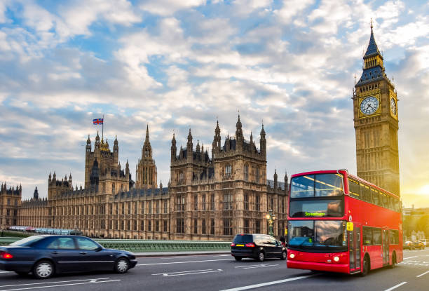 domy parlamentu z big benem i piętrowym autobusem na moście westminster o zachodzie słońca, londyn, wielka brytania - england zdjęcia i obrazy z banku zdjęć