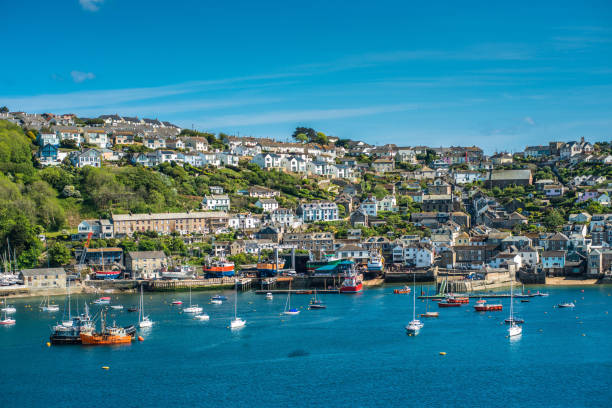 la pequeña ciudad costera de fowey - coastal property fotografías e imágenes de stock