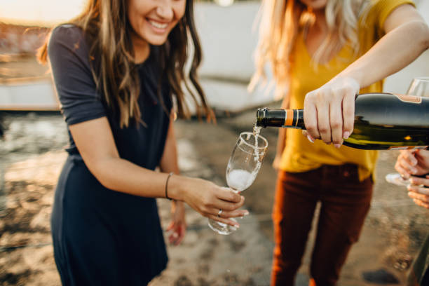 nadszedł czas na dobre wino - champagne champagne flute pouring wine zdjęcia i obrazy z banku zdjęć