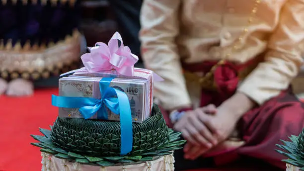 Photo of A lot of dowry on the groom's tray to ask the