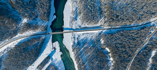 vue aérienne panoramique nature et paysage pittoresque près d'une montagne d'altay avec une rivière verte katun et pont un jour ensoleillé d'hiver avec le ciel bleu - frozen ice sky sun photos et images de collection