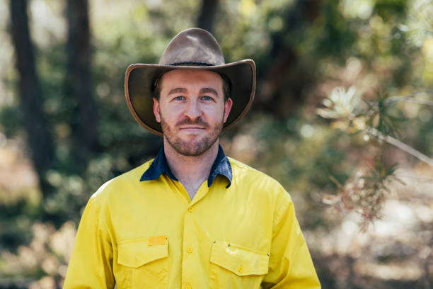 porträt eines umweltschützers - akubra hut stock-fotos und bilder