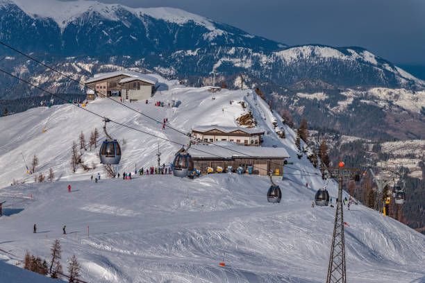 альпы зимой, горнолыжный курорт нассфельд - горные альпы, австрия - ski resort winter snow blizzard стоковые фото и изображения