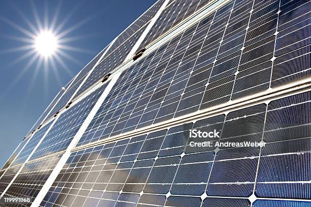 Painéis Solares Com Veios De Luz Solar - Fotografias de stock e mais imagens de Energia Solar - Energia Solar, Pessoas serenas, Abstrato