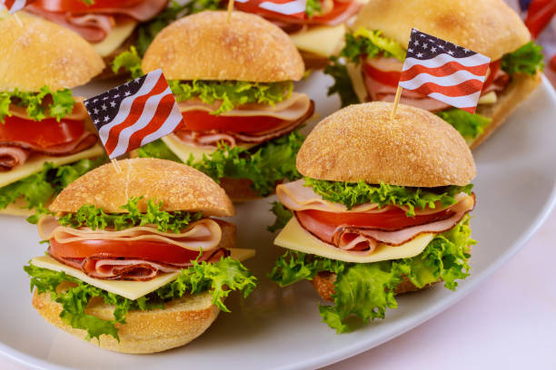 bocadillos con bandera americana para fiesta patriota. - sandwich turkey chicken submarine sandwich fotografías e imágenes de stock