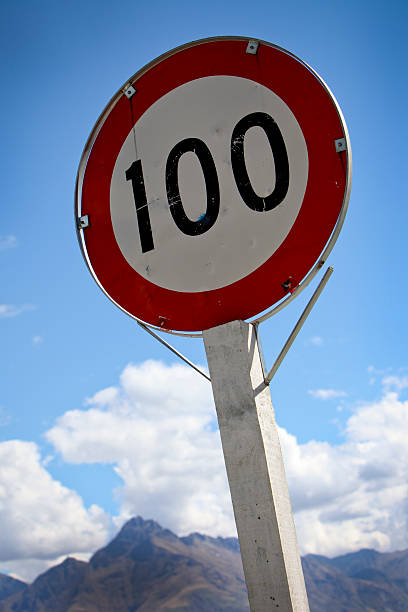 100 kph 스톡 사진