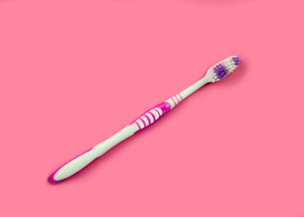 zahnbürste auf rosa hintergrund. - toothbrush pink turquoise blue stock-fotos und bilder