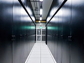 innerhalb-des-rechenzentrums-auf-dem-gehweg-in-jedes-rack-geschossen.jpg?b=1&s=170x170&k=20&c=IfyUXuIU3kjxNvMzKzvN7olCs2hVWuuz49d5ANrLtQo=