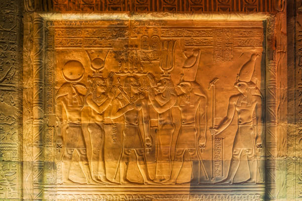 relief der ägyptischen götterwelt auf dem tempel von kom ombo bei nacht - ptolemäische dynastie - aswan gouvernement - ägypten - egyptian dynasty stock-fotos und bilder
