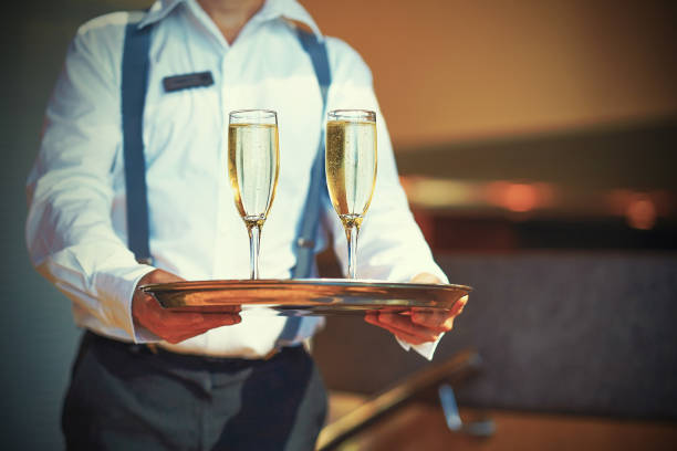 웨이터가 트레이에 샴페인 2잔을 들고 있습니다. - waiter butler champagne tray 뉴스 사진 이미지