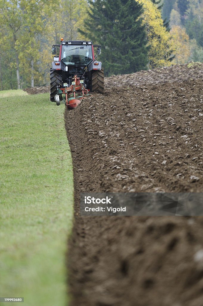 Tractor - Foto de stock de Campo - Tierra cultivada libre de derechos