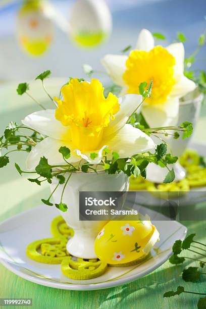 Narciso In Eggcups - Fotografie stock e altre immagini di Arredamento - Arredamento, Bellezza naturale, Bocciolo