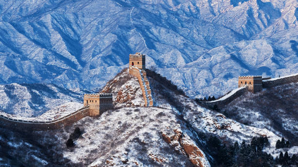 chinesische mauer mit schnee bedeckt - mutianyu stock-fotos und bilder