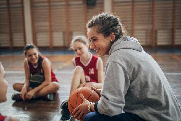 weibliche trainerin mit basketballteam - coach individuality organized group gym stock-fotos und bilder