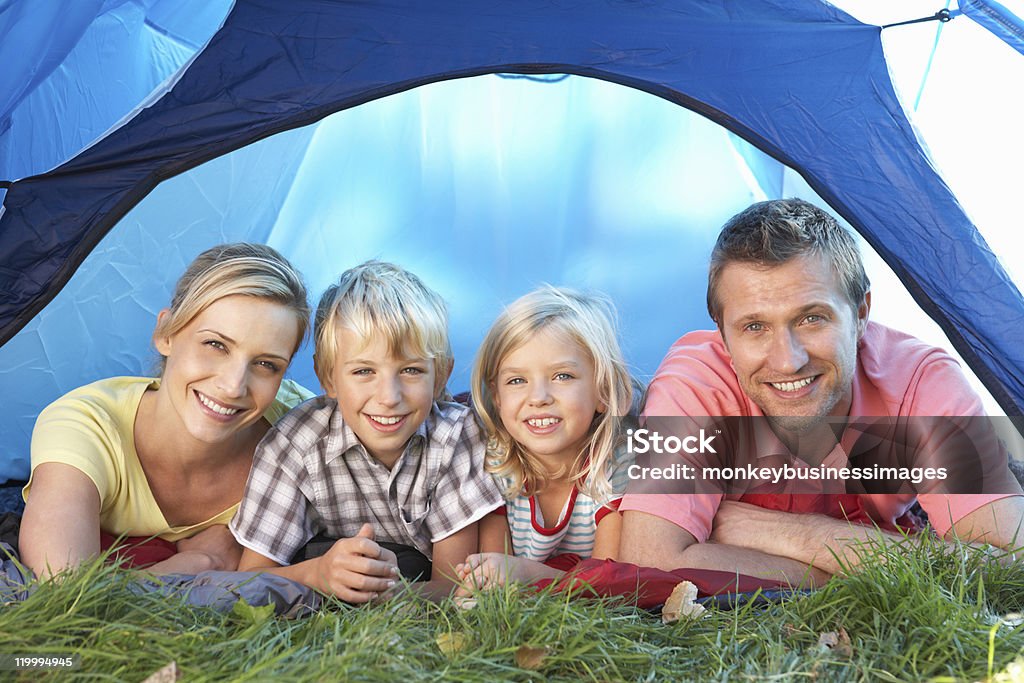 Jeune famille relaxant dans la tente - Photo de 10-11 ans libre de droits