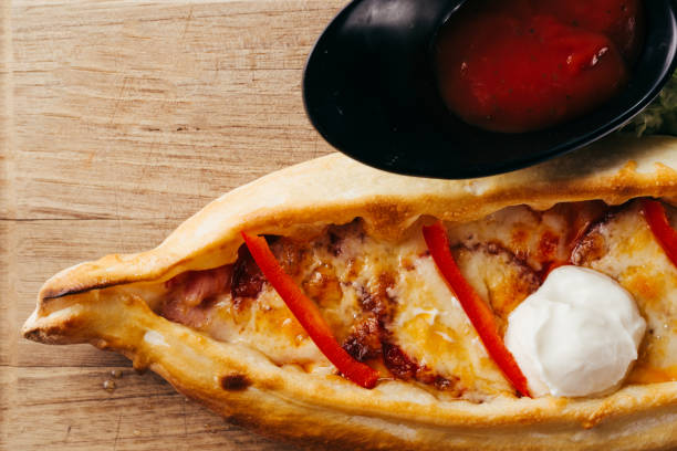 jedzenie na stole - pizza pastry crust stuffed cheese zdjęcia i obrazy z banku zdjęć