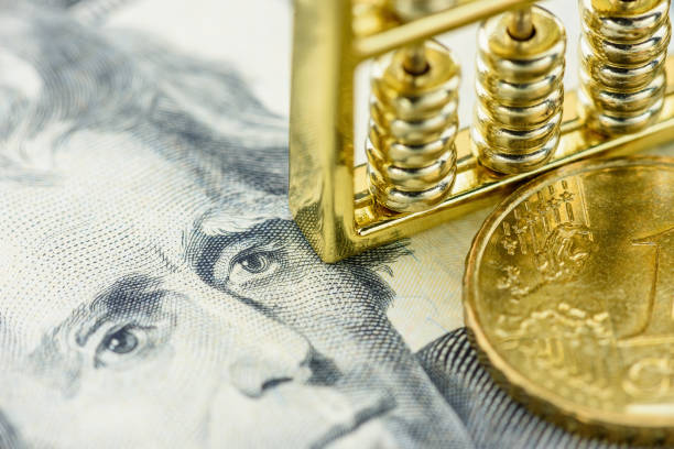 Money supply, macroeconomy, economic concept : Chinese abacus on USD dollar paper currency with image of US president, depict global infleunce and major impact of the FED central bank around the world suministro de dinero, macroeconomía, concepto económico: el ábaco chino en la moneda de papel en dólares del dÓlar con imagen del presidente de los estados unidos, representa la inflexión global y el mayor impacto del banco central de la fed en todo