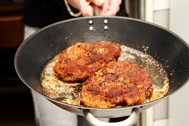 schnitzel em der pfanne paniertes - schweineschnitzel - fotografias e filmes do acervo