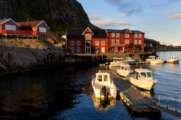 stadt i lofoten, norwegen - fishing village stock-fotos und bilder