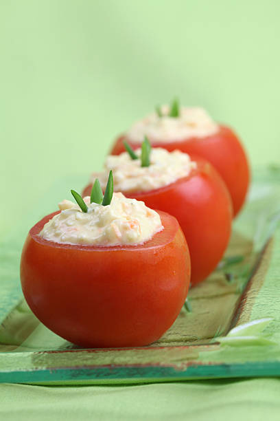 tomates rellenos - stuffed tomato fotografías e imágenes de stock