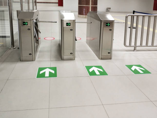 subway station ticket machines with directional arrow signs - airport airport check in counter ticket ticket machine imagens e fotografias de stock