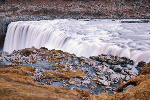 erstaunliche isländische landschaft am dettifoss wasserfall in nordost-island region. der mächtigste wasserfall europas. - reputed stock-fotos und bilder