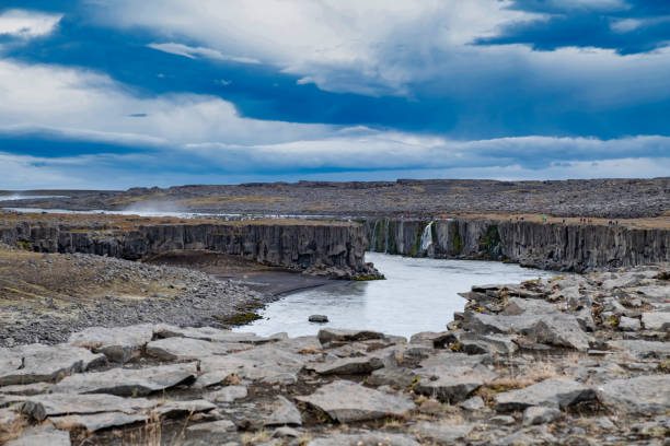 erstaunliche isländische landschaft am dettifoss wasserfall in nordost-island region. der mächtigste wasserfall europas. - reputed stock-fotos und bilder