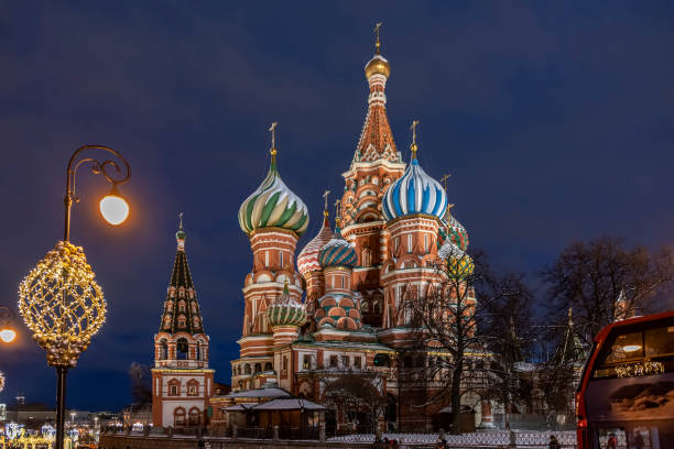 catedral de san basilio en la plaza roja de moscú, rusia. iluminación nocturna - moscow russia russia red square st basils cathedral fotografías e imágenes de stock