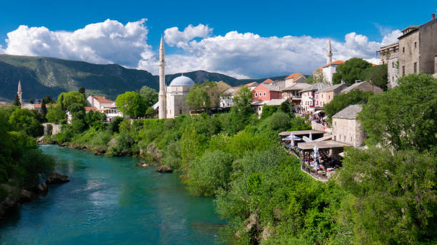 mostar / bosnia y herzegovina abril 2019: koski mehmed pasha mezquita en el centro de la orilla del río neretva en la ciudad de mostar, lugar histórico y turístico en la península de los balcanes, europa sudoriental - sudoriental fotografías e imágenes de stock