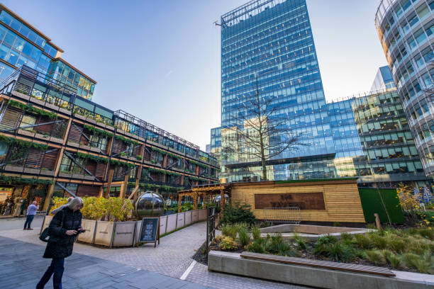 street view of spinningfields, uma área moderna foi especialmente desenvolvida na década de 2000 como um negócio, varejo e desenvolvimento residencial de manchester. - specially - fotografias e filmes do acervo