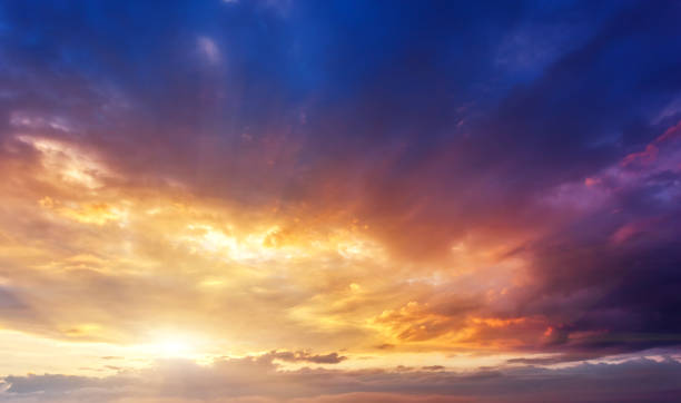 bellissimo sfondo naturale. fantastico tramonto colorato e nuvole inquietanti scure. - god light sunbeam jesus christ foto e immagini stock