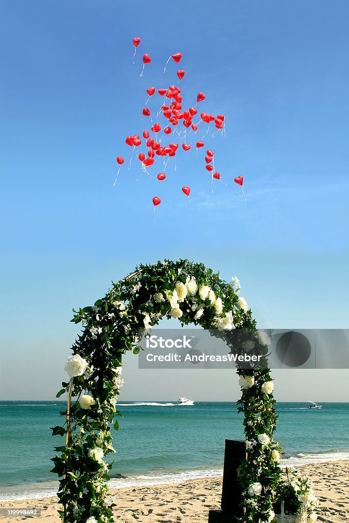 Boda Arco De Flores Con Ballons Al Mar Y Del Bote Foto de stock y más banco  de imágenes de Globo - Decoración - Globo - Decoración, Playa, Boda - iStock