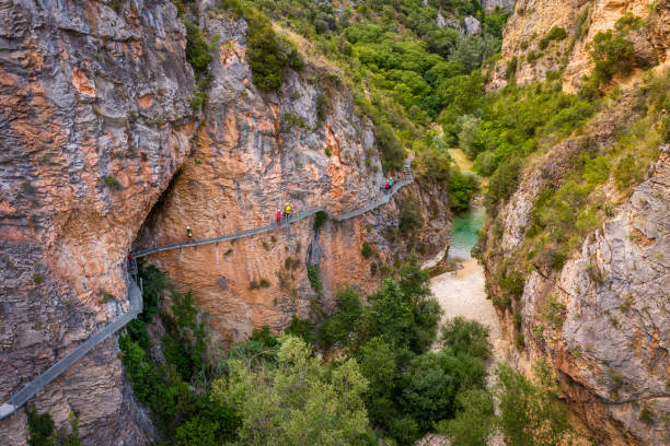 vista aérea pasarela sobre el río vero en alquezar, huesca, españa - huesca fotografías e imágenes de stock