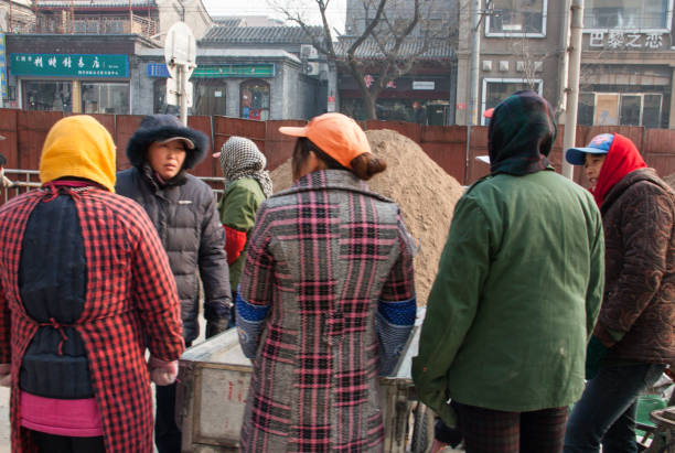 les travailleuses migrantes se reposent et attendent que les clients les emploient dans la rue en hiver - forbidden city beijing architecture chinese ethnicity photos et images de collection