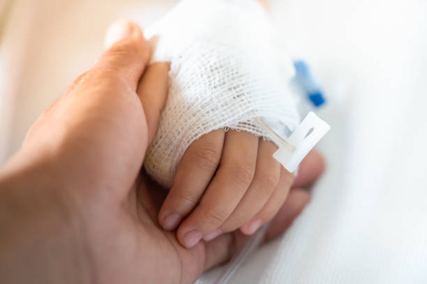 tenere la mano del bambino con amore. - cancer chemotherapy drug baby family foto e immagini stock