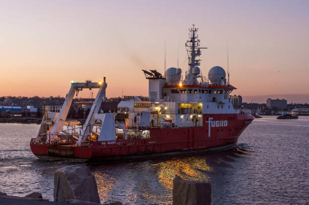 statek badawczy fugro discovery przekraczający wewnętrzny port new bedford późnym popołudniem zimowym - geophysical zdjęcia i obrazy z banku zdjęć