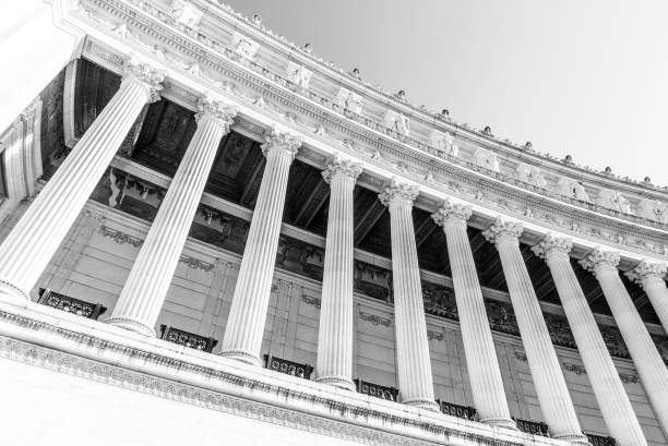 detale architektoniczne kolumn vittorio emanuele ii monument, aka vittoriano lub altare della patria. rome, włochy - view from altar zdjęcia i obrazy z banku zdjęć