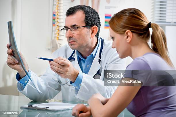 Im Doctors Office Stockfoto und mehr Bilder von Arzt - Arzt, Büro, Frauen