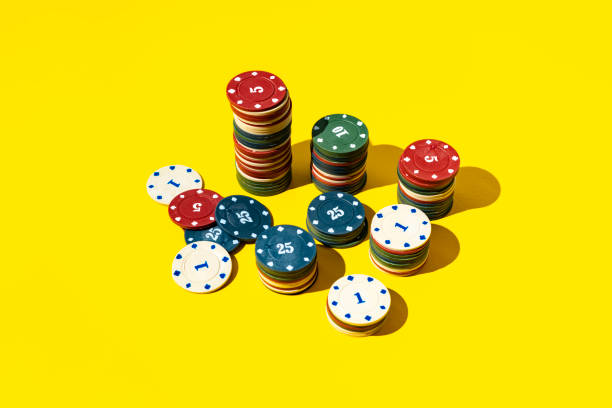 la semplice pila astratta di chip da casinò sul tavolo della superficie di colore con spazio di copia - token gambling chip stack red foto e immagini stock