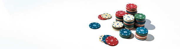 la semplice pila astratta di chip da casinò sul tavolo della superficie di colore con spazio di copia - token gambling chip stack red foto e immagini stock