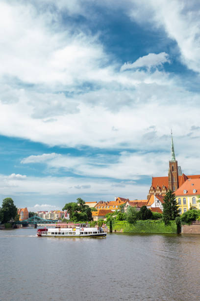 isla catedral de ostrow tumski con el río oder en breslavia, polonia - odra river fotografías e imágenes de stock